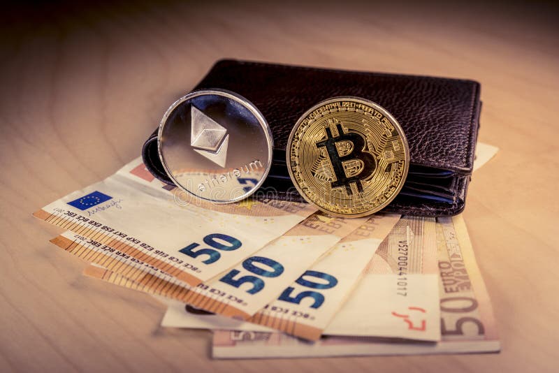 Conceito financeiro com bitcoin físico e ethereum sobre uma carteira com contas do Euro fotografia de stock royalty free Conceito financeiro com bitcoin físico e ethereum sobre uma carteira com contas do Euro fotografia de stock royalty free
