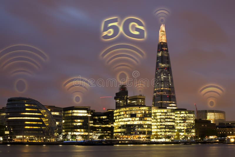 Conceito 5G na cidade Muitos símbolos sem fios no topo dos edifícios imagem de stock royalty free Conceito 5G na cidade Muitos símbolos sem fios no topo dos edifícios imagem de stock royalty free
