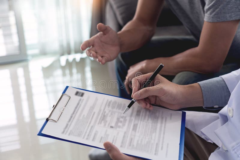 Conceito geri?trico do doutor ou do geriatra, doutor que visita com o paciente na sala e na doen?a s?ria da audi??o para diagnost imagem de stock Conceito geri?trico do doutor ou do geriatra, doutor que visita com o paciente na sala e na doen?a s?ria da audi??o para diagnost imagem de stock