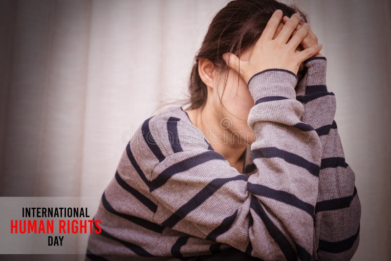 Conceito internacional do dia dos direitos humanos, mulheres deprimidas que sentam-se na sala escura, apenas, tristeza, conceito foto de stock royalty free Conceito internacional do dia dos direitos humanos, mulheres deprimidas que sentam-se na sala escura, apenas, tristeza, conceito foto de stock royalty free