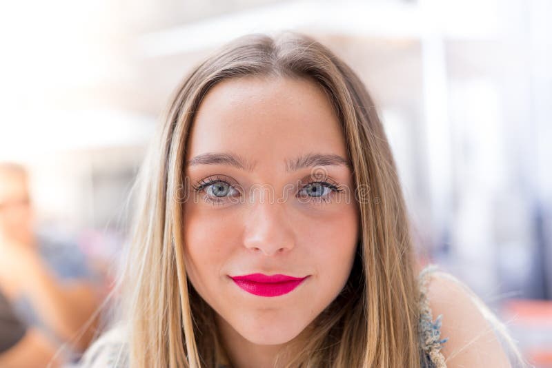 Conceito louro bonito do retrato, o millenial e do estilo de vida do adolescente foto de stock royalty free Conceito louro bonito do retrato, o millenial e do estilo de vida do adolescente foto de stock royalty free
