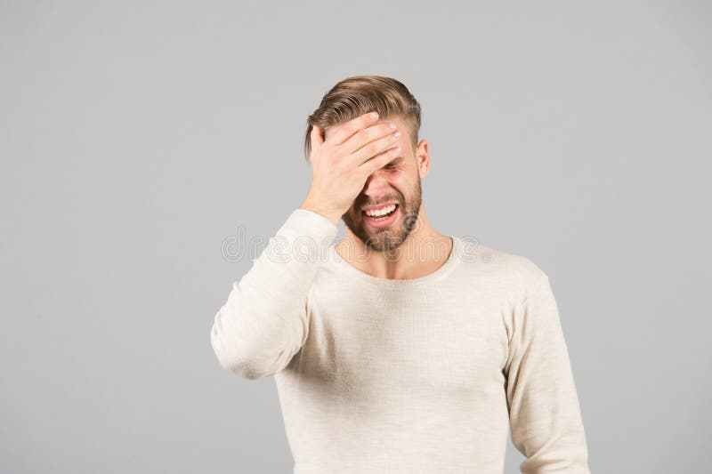 Conceito mau da memória Cara esquecido farpada do homem, fundo cinzento O homem com o indivíduo não barbeado da barba olha forget fotos de stock Conceito mau da memória Cara esquecido farpada do homem, fundo cinzento O homem com o indivíduo não barbeado da barba olha forget fotos de stock