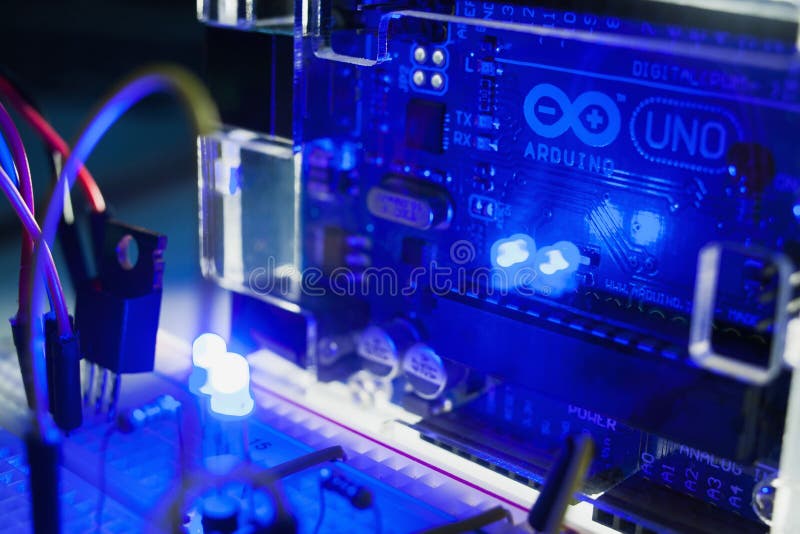 Microcontrolador inteligente Arduino Uno, conceito moderno imagem de stock royalty free