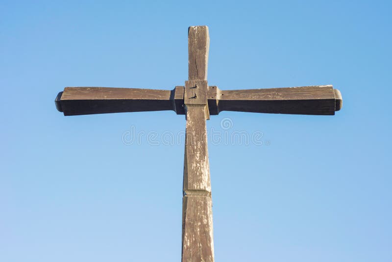 Conceito ou forma de madeira conceptual do símbolo da cruz ou da religião sobre um céu azul Cruz cristã de madeira simples contra imagens de stock royalty free Conceito ou forma de madeira conceptual do símbolo da cruz ou da religião sobre um céu azul Cruz cristã de madeira simples contra imagens de stock royalty free