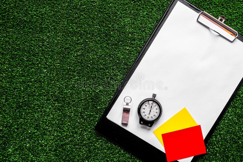 Conceito que arbitra o esporte na zombaria verde da opinião superior do fundo acima fotografia de stock Conceito que arbitra o esporte na zombaria verde da opinião superior do fundo acima fotografia de stock