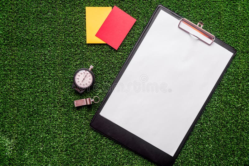 Conceito que arbitra o esporte na zombaria verde da opinião superior do fundo acima fotos de stock royalty free Conceito que arbitra o esporte na zombaria verde da opinião superior do fundo acima fotos de stock royalty free