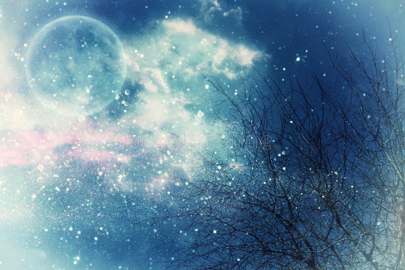 Conceito surreal da fantasia - a Lua cheia com estrelas brilha no fundo dos céus noturnos