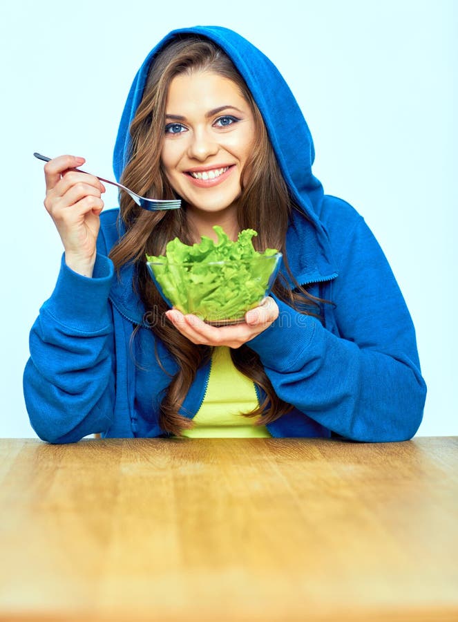 Conceito vegetal da dieta Mulher que come a salada imagens de stock royalty free Conceito vegetal da dieta Mulher que come a salada imagens de stock royalty free