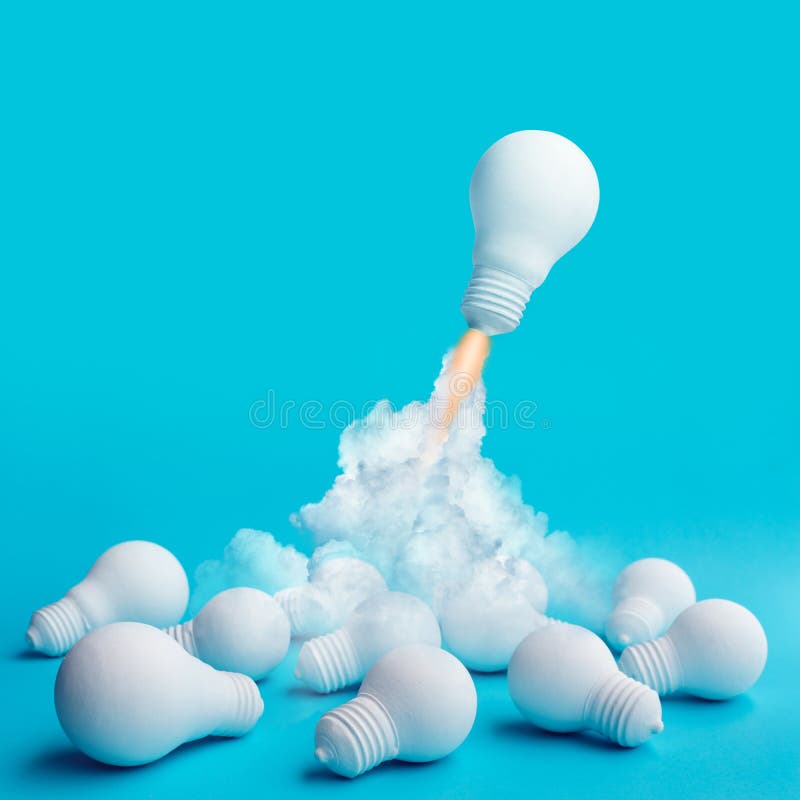 Conceitos da inspiração das ideias com voo da ampola do foguete no grupo de uma outra ampola foto de stock Conceitos da inspiração das ideias com voo da ampola do foguete no grupo de uma outra ampola foto de stock