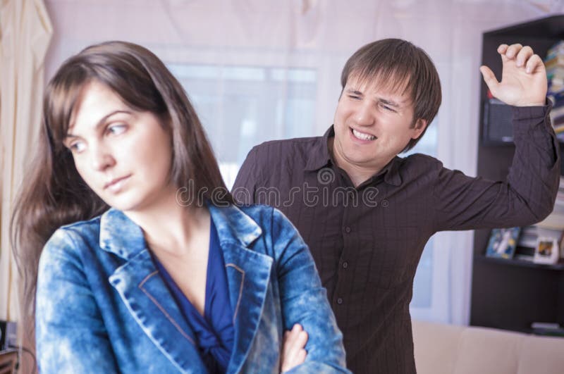 Conceitos da violência familiar Homem e mulher que discutem emocionalmente junto foto de stock Conceitos da violência familiar Homem e mulher que discutem emocionalmente junto foto de stock
