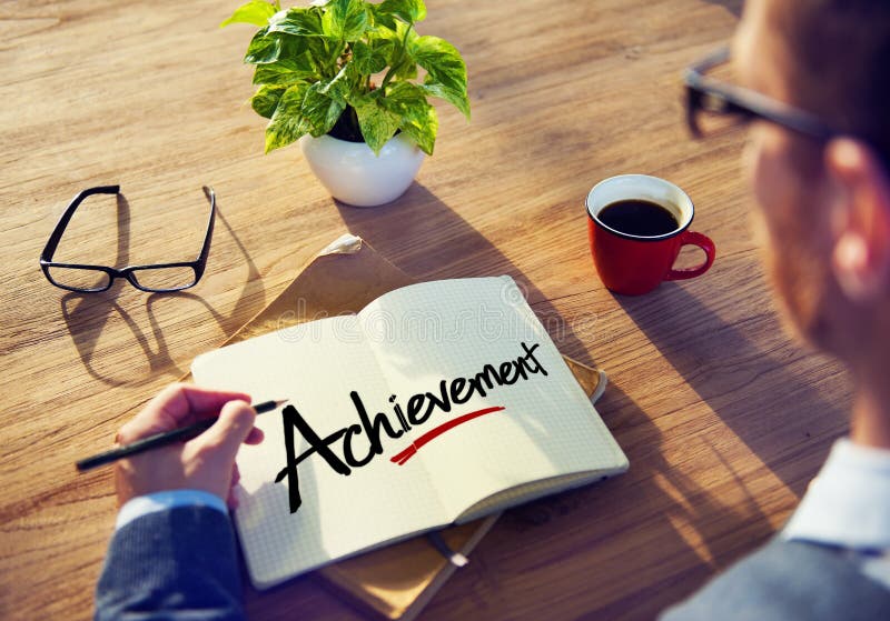 Conceitos de Brainstorming About Achievement do homem de negócios foto de stock Conceitos de Brainstorming About Achievement do homem de negócios foto de stock