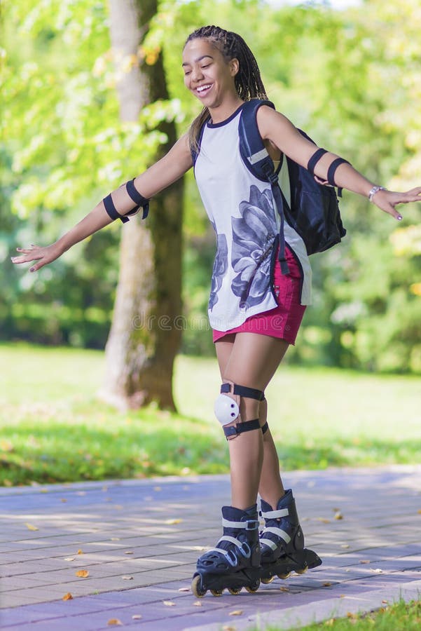 Conceitos do esporte e do estilo de vida Adolescente afro-americano que aprende a patinagem de rolo ao equilibrar com mãos fotos de stock Conceitos do esporte e do estilo de vida Adolescente afro-americano que aprende a patinagem de rolo ao equilibrar com mãos fotos de stock