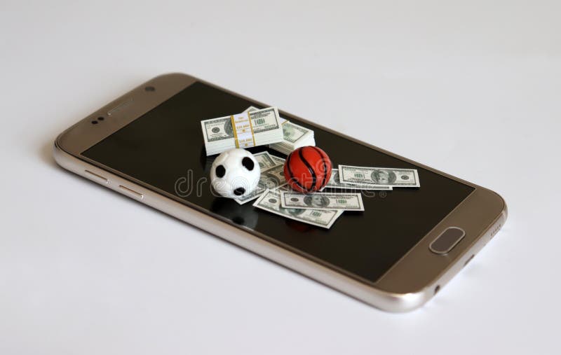 Apostas desportivas online. dólares estão caindo no fundo de uma mão com um  smartphone e uma bola de futebol. fundo criativo, jogos de azar.