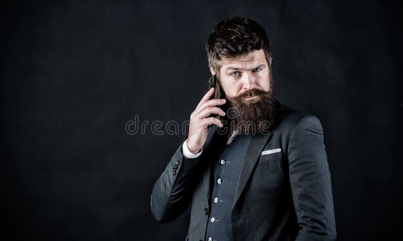 Concentrato su lavoro Pantaloni a vita bassa caucasici brutali con i baffi Modo convenzionale maschio Uomo d'affari in vestito Af fotografia stock libera da diritti Concentrato su lavoro Pantaloni a vita bassa caucasici brutali con i baffi Modo convenzionale maschio Uomo d'affari in vestito Af fotografia stock libera da diritti
