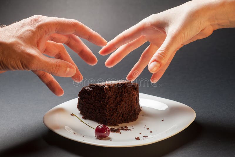 Concept avec les mains et le gâteau de chocolat images stock Concept avec les mains et le gâteau de chocolat images stock