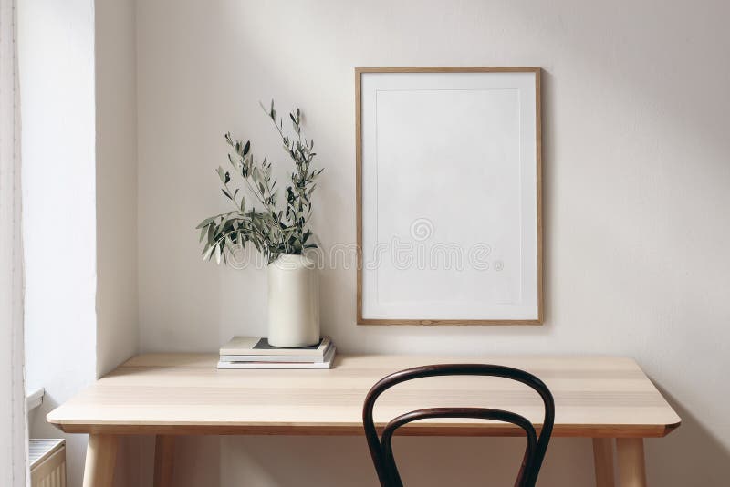 Concept birou domiciliu. cărți vechi goale pe un cadru vertical de lemn pentru copii atârnat pe un perete alb. masă din lemn royalty free stock photos