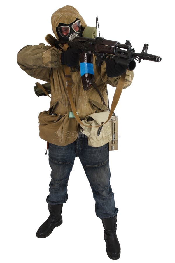 concept Courrier-apocalyptique de fiction - rôdeur dans le masque de gaz avec l'arme à feu d'ak-47 photo stock concept Courrier-apocalyptique de fiction - rôdeur dans le masque de gaz avec l'arme à feu d'ak-47 photo stock