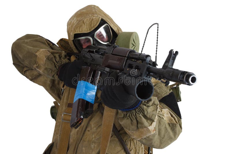 concept Courrier-apocalyptique de fiction - rôdeur dans le masque de gaz avec l'arme à feu d'ak-47 photos libres de droits concept Courrier-apocalyptique de fiction - rôdeur dans le masque de gaz avec l'arme à feu d'ak-47 photos libres de droits
