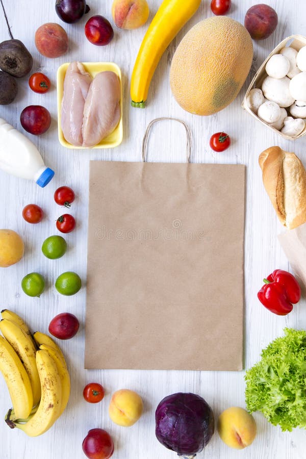 Concept d'achats Ensemble de diverses épiceries avec le sac de papier sur la table en bois blanche, vue supérieure Cuisson du fon photos stock Concept d'achats Ensemble de diverses épiceries avec le sac de papier sur la table en bois blanche, vue supérieure Cuisson du fon photos stock