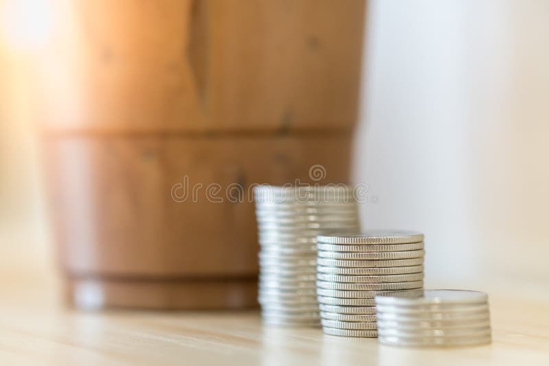 Concept d'affaires, de planification, de travail et de stratégie Fermez-vous de la pile de pièces en argent avec la tasse de latt photos libres de droits Concept d'affaires, de planification, de travail et de stratégie Fermez-vous de la pile de pièces en argent avec la tasse de latt photos libres de droits