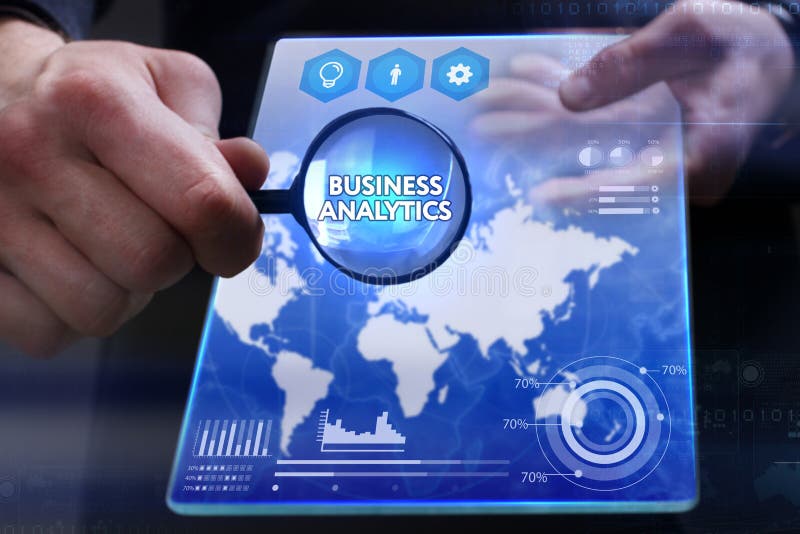 Concept d'affaires, de technologie, d'Internet et de réseau Jeune busine. Concept d'affaires, de technologie, d'Internet et de réseau Jeune homme d'affaires montrant un mot dans un comprimé virtuel de l'avenir : Analytics d'affaires