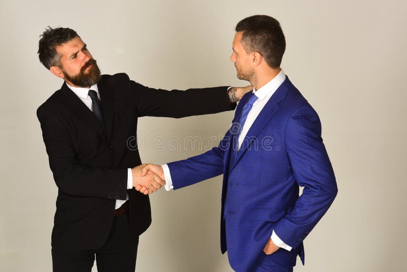 Concept d'affaires et de compromis Les cadres se serrent la main d'accord image stock Concept d'affaires et de compromis Les cadres se serrent la main d'accord image stock