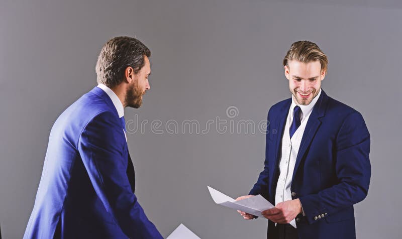 Concept d'affaires et d'écritures Hommes dans le costume ou hommes d'affaires images libres de droits Concept d'affaires et d'écritures Hommes dans le costume ou hommes d'affaires images libres de droits