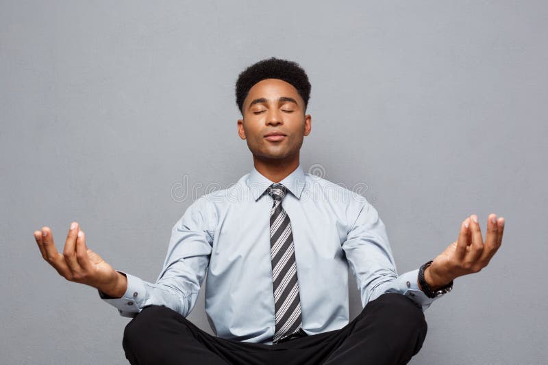 Concept d'affaires - portrait d'homme d'affaires d'afro-américain faisant la méditation et le yoga dedans avant le travail photographie stock libre de droits Concept d'affaires - portrait d'homme d'affaires d'afro-américain faisant la méditation et le yoga dedans avant le travail photographie stock libre de droits