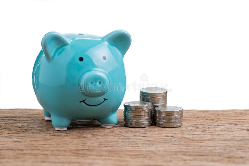 Concept d'argent d'économie par la tirelire et la pile vertes de pièces de monnaie sur W photos stock