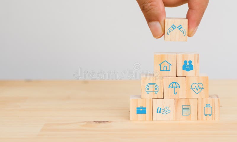 Concept d'assurance, essai d'homme de main pour mettre l'assurance pour protéger ou couvrir la personne, propriété, responsabilit images libres de droits Concept d'assurance, essai d'homme de main pour mettre l'assurance pour protéger ou couvrir la personne, propriété, responsabilit images libres de droits