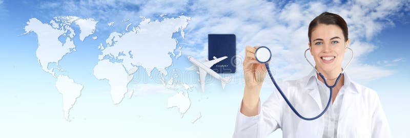 Concept d'assurance-maladie de voyage international, apparence de femme de docteur de sourire, stéthoscope, avion, passeport en c images libres de droits Concept d'assurance-maladie de voyage international, apparence de femme de docteur de sourire, stéthoscope, avion, passeport en c images libres de droits