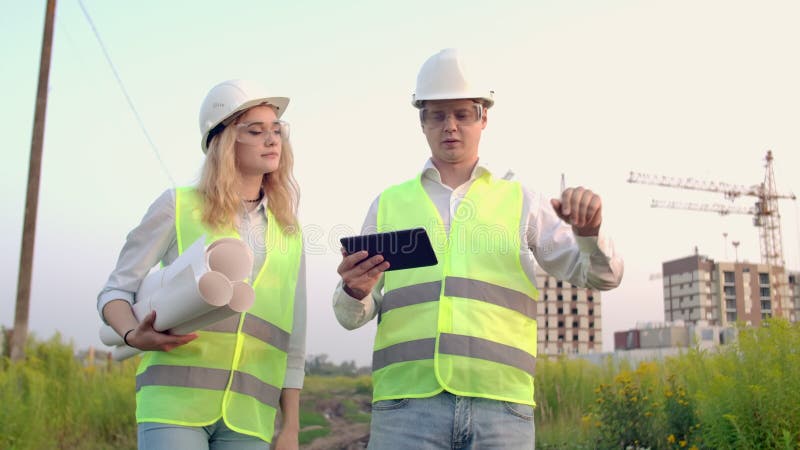 Concept d'entreprise, de construction, d'industrie, de technologie et de personnes - constructeur souriant en dur avec ordinateur