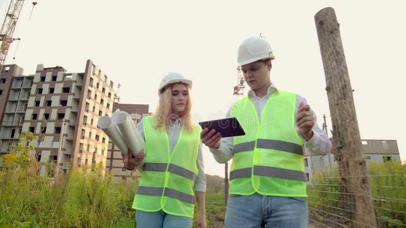 Concept d'entreprise, de construction, d'industrie, de technologie et de personnes - constructeur souriant en dur avec ordinateur