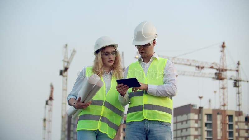 Concept d'entreprise, de construction, d'industrie, de technologie et de personnes - constructeur souriant en dur avec ordinateur