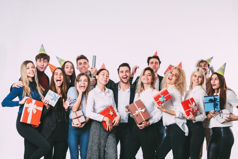 Concept d'entreprise, de célébration et de vacances - équipe heureuse avec des cadeaux ayant la fête d'anniversaire d'amusement photo libre de droits Concept d'entreprise, de célébration et de vacances - équipe heureuse avec des cadeaux ayant la fête d'anniversaire d'amusement photo libre de droits