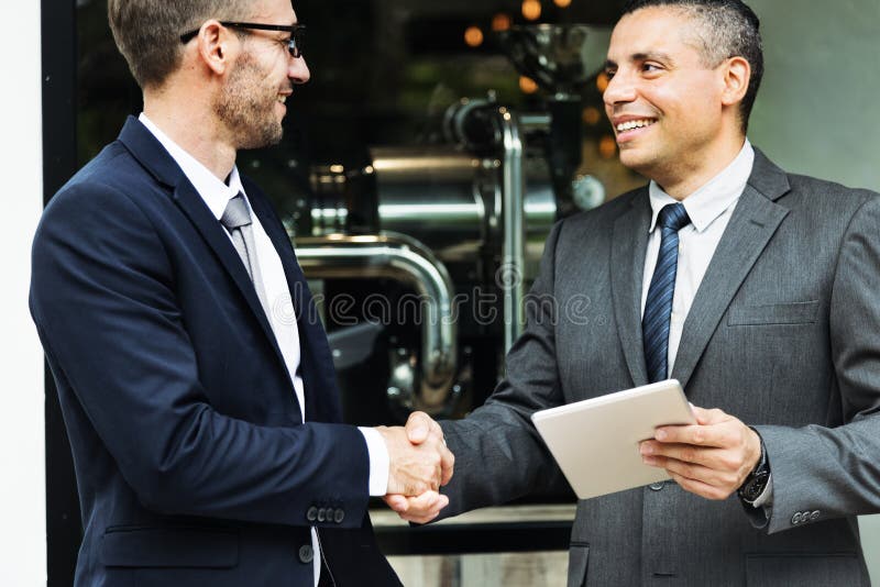 Concept d'entreprise de poignée de main d'affaire d'hommes d'affaires images stock Concept d'entreprise de poignée de main d'affaire d'hommes d'affaires images stock