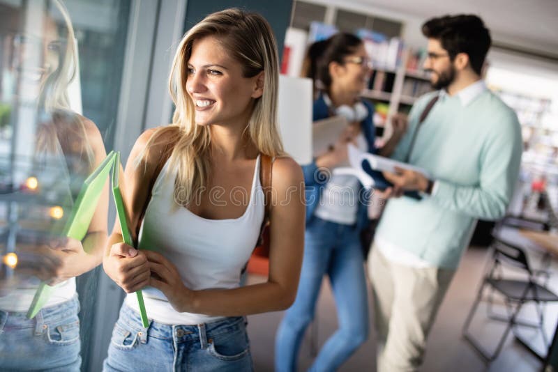 Concept d'id?es de travail d'?quipe de bonheur d'amis d'?tudiants de diversit? photo stock Concept d'id?es de travail d'?quipe de bonheur d'amis d'?tudiants de diversit? photo stock