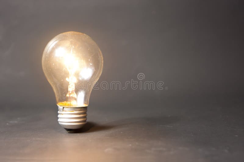 Concept d'idée lumineuse avec l'ampoule image libre de droits