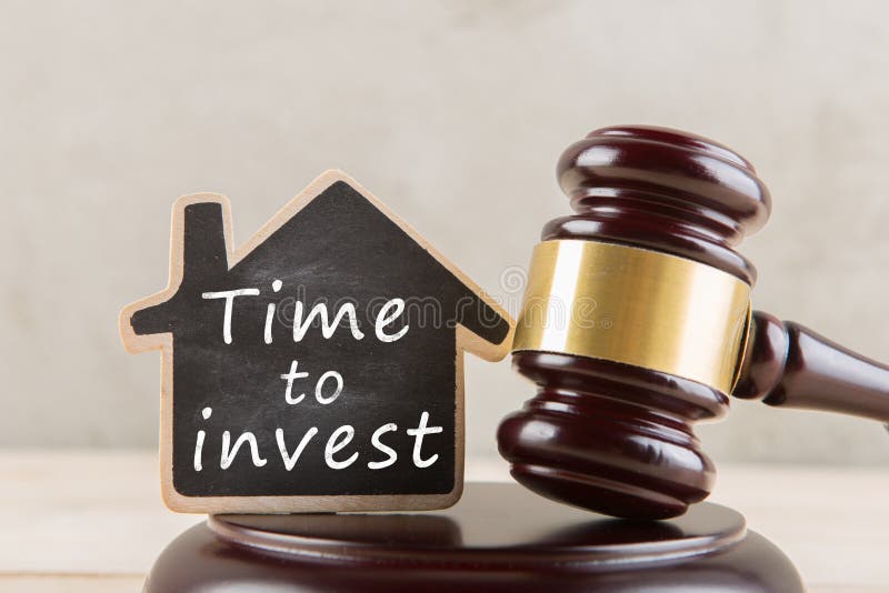 Concept d'immobiliers - marteau de vente aux enchères et petite maison avec du temps d'inscription d'investir images libres de droits Concept d'immobiliers - marteau de vente aux enchères et petite maison avec du temps d'inscription d'investir images libres de droits