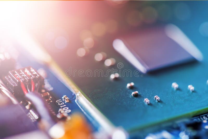 Concept d'informatique : Fermez-vous d'une puce sur une carte, rayon de soleil photo stock Concept d'informatique : Fermez-vous d'une puce sur une carte, rayon de soleil photo stock