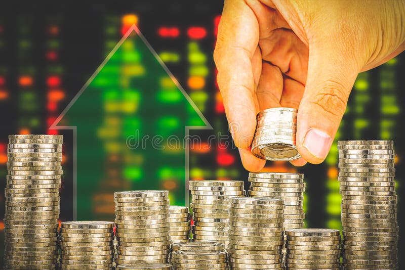 Concept d'opérations bancaires d'argent de finances et d'économie, espoir de concept d'investisseur, main masculine mettant la pi photo libre de droits Concept d'opérations bancaires d'argent de finances et d'économie, espoir de concept d'investisseur, main masculine mettant la pi photo libre de droits