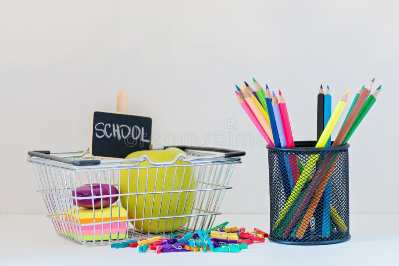 Concept d'éducation Achat de nouveau à l'école images stock Concept d'éducation Achat de nouveau à l'école images stock