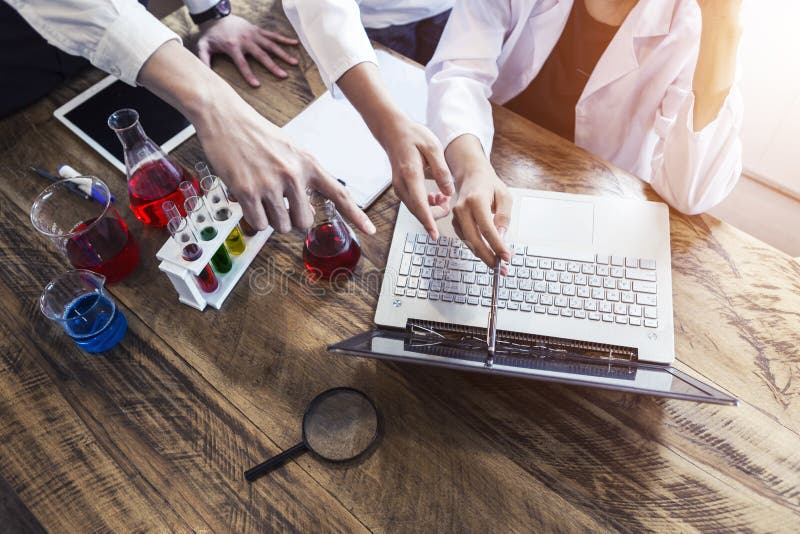 Concept d'éducation de la science et technologie Scientifique ou étudiant à l'aide de l'ordinateur portable au travail dans le la image stock Concept d'éducation de la science et technologie Scientifique ou étudiant à l'aide de l'ordinateur portable au travail dans le la image stock
