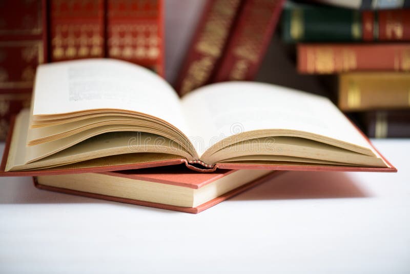 Concept d'éducation et de sagesse - livre ouvert sur une pile de livres avec l'espace de copie photographie stock libre de droits Concept d'éducation et de sagesse - livre ouvert sur une pile de livres avec l'espace de copie photographie stock libre de droits