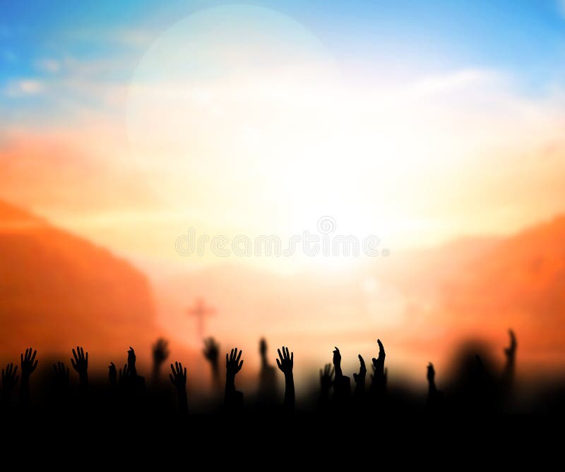 Concept d'éloge et de culte : Silhouette des prières chrétiennes soulevant la main tout en priant à Jésus photos stock Concept d'éloge et de culte : Silhouette des prières chrétiennes soulevant la main tout en priant à Jésus photos stock