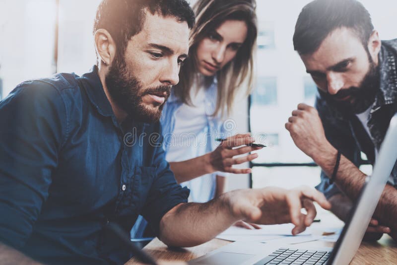 Concept d'équipe d'affaires Les jeunes professionnels discutant des affaires nouvelles projettent dans le bureau moderne Le group images stock