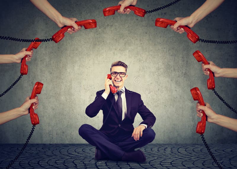 Concept de asistență pentru clienți pentru comunicații de business. om de afaceri mereu la telefon răspunzând la multe apeluri tel stock photography