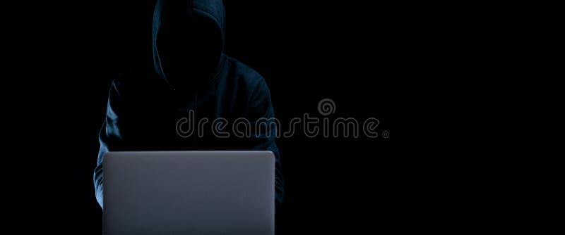 Concept de atacator cibernetic. tehnologie internet web hack. laptop digital în hacker manual, izolat pe negru. date stock photos