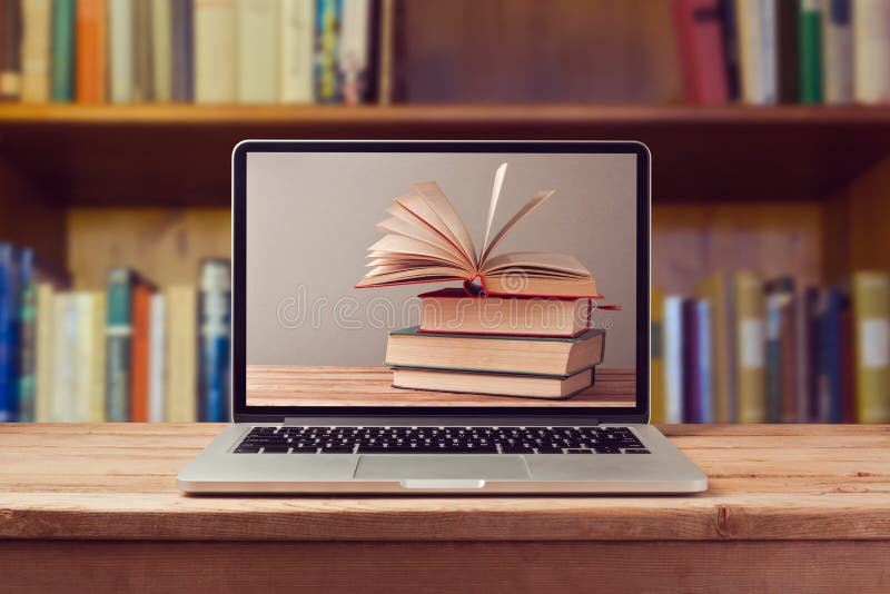 Concept de bibliothèque d'EBook avec l'ordinateur portable et la pile de livres
