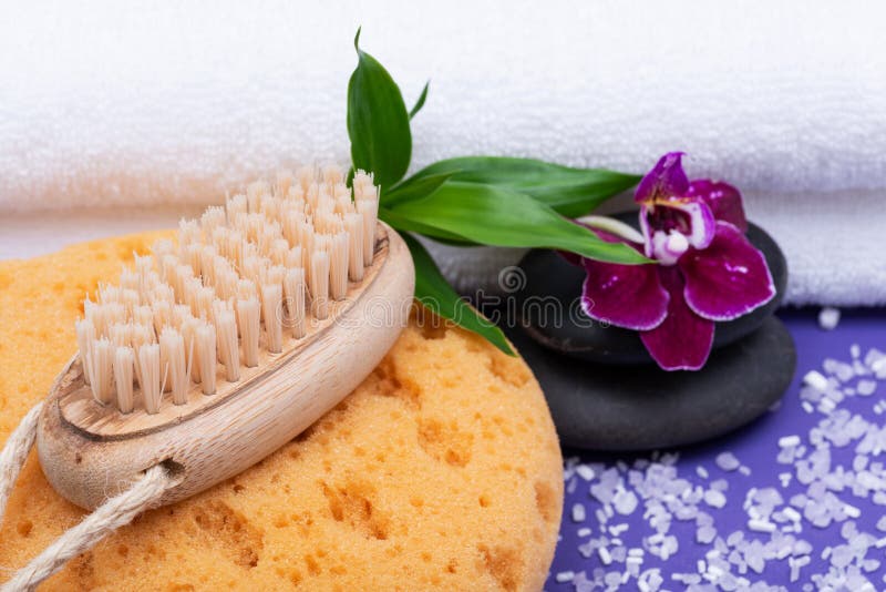 Concept de bien-?tre de station thermale Écument éponge de mer de Bath et de douche, brosse de poil naturel, pierres de basalte, images libres de droits Concept de bien-?tre de station thermale Écument éponge de mer de Bath et de douche, brosse de poil naturel, pierres de basalte, images libres de droits